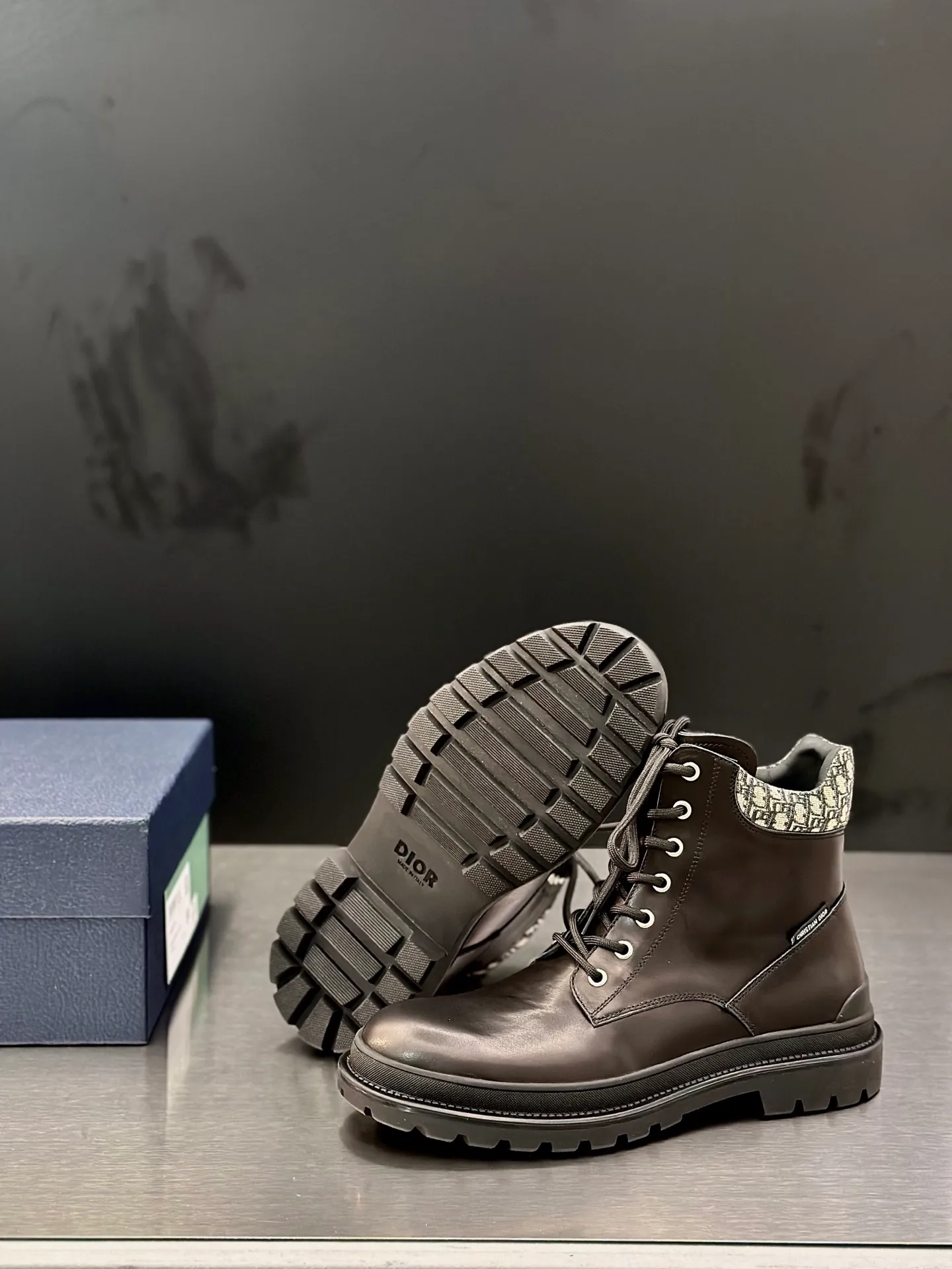 Men's shoes 💰960 Dior Dior high-top sneakers, top-quality goods produced in Dongguan, show version, leading counter trial style, Nappa cowhide material, light and breathable, soft and comfortable, easier to put on and take off, calfskin leather edging, distinctive sports style, genuine leather tongue Dior letter badge, showing the brand style, lightweight embossed pattern rubber sole, light and genuine leather feet, with original packaging Size: 39-40-41-42-43-44 (45, 46 customized) leather shoe size